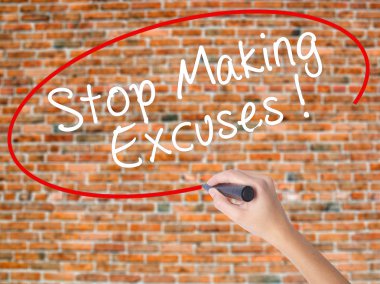 Kadın el yazma kapsamlı bir işaretleyici şeffaf kartı 