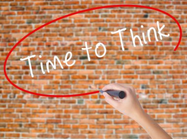 Kadın el yazma kapsamlı bir işaretleyici şeffaf kartı 