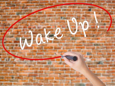 Kadın el yazma kapsamlı bir işaretleyici şeffaf kartı 