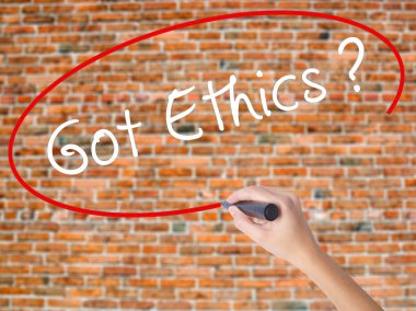 Kadın el yazma kapsamlı bir işaretleyici şeffaf kartı 