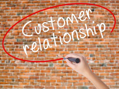 Kadın el yazma kapsamlı bir işaretleyici şeffaf kartı 