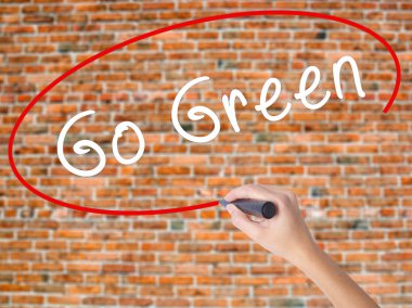 Kadın el yazma kapsamlı bir işaretleyici şeffaf kartı 