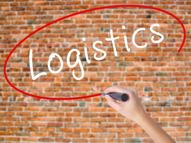 Kadın el yazma kapsamlı bir işaretleyici şeffaf kartı 