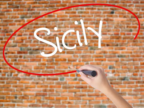 Kadın el yazma kapsamlı bir işaretleyici şeffaf kartı 