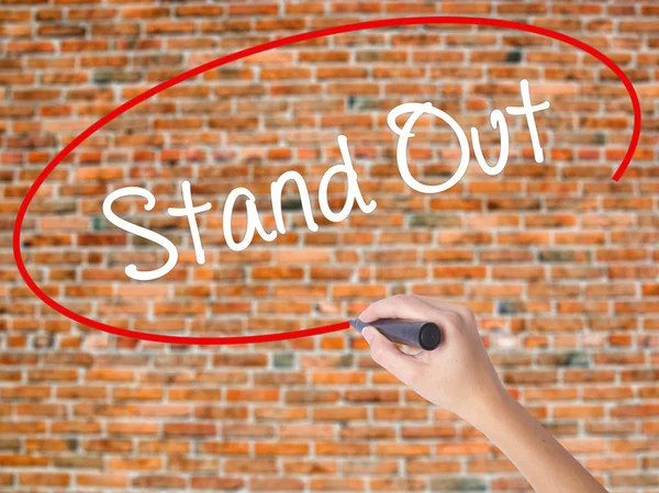 Kadın el yazma kapsamlı bir işaretleyici şeffaf kartı 