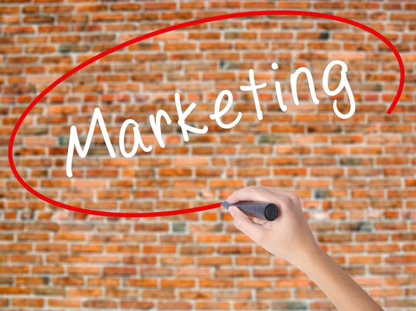 Kadın el yazma kapsamlı bir işaretleyici şeffaf kartı 