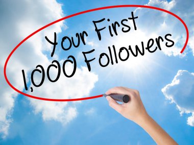 Kadın el yazma Your ilk 1.000 takipçileri ile siyah kalemi