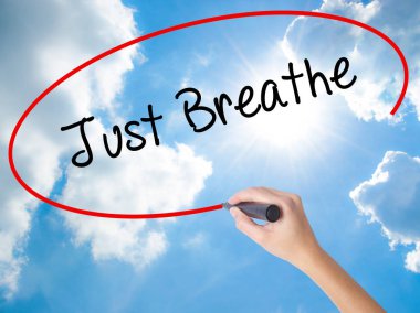 Kadın el yazma nefes görsel scre üzerinde siyah kalemi ile