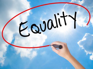 Kadın el yazma eşitlik görsel ekranda siyah kalemi ile