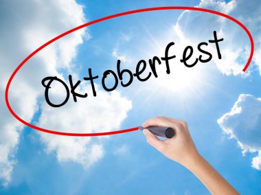 Kadın el yazma Oktoberfest görsel dağ eteğindeki taş yığını üzerinde siyah kalemi ile