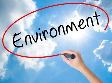 Kadın el yazma ortamı ile görsel dağ eteğindeki taş yığını üzerinde siyah kalemi