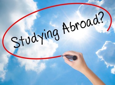 Yurt dışında eğitim yazma kadın el? görsel dağ eteğindeki taş yığını üzerinde siyah kalemi