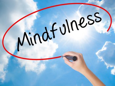 Kadın el yazma Mindfulness ile görsel scre üzerinde siyah kalemi