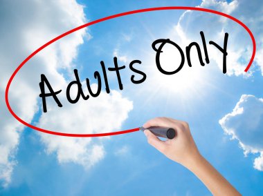 Kadın el yazma yetişkin sadece görsel dağ eteğindeki taş yığını üzerinde siyah kalemi ile