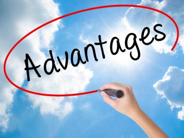 Kadın el yazma avantajları ile görsel ekranda siyah kalemi