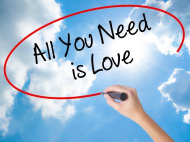 Kadın el yazma All You Need vis siyah kalemi ile aşktır