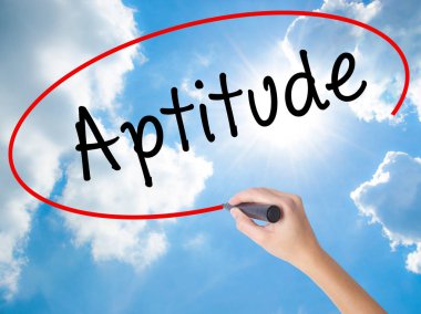 Kadın el yazma yetenek görsel ekranda siyah kalemi ile