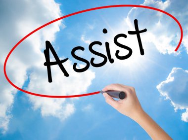 Kadın el yazma yardımcı görsel ekranda siyah kalemi ile.