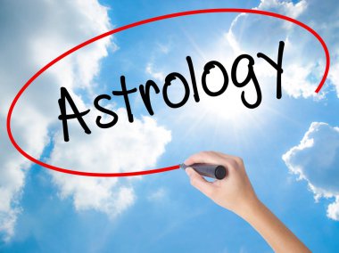 Kadın el yazma Astroloji ile görsel ekranda siyah kalemi