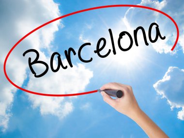 Kadın el yazma Barcelona ile görsel ekranda siyah kalemi