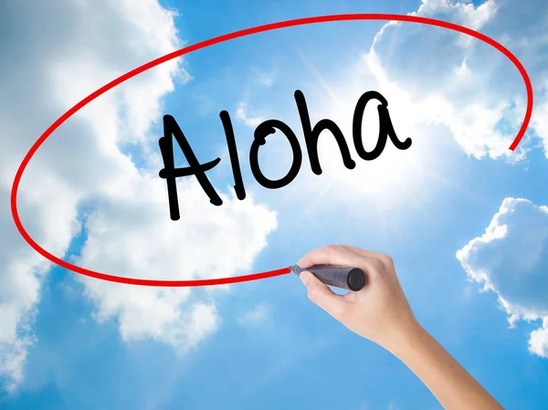 Frau schreibt Aloha mit schwarzem Filzstift auf Bildschirm — Stockfoto