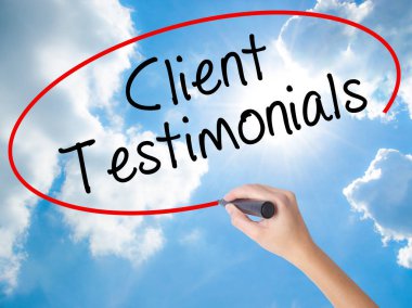 Kadın el yazma Müşteri Testimonials Görs üzerinde siyah kalemi ile