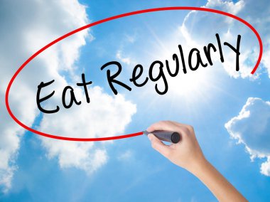 Kadın el yazma yemek düzenli olarak görsel scr üzerinde siyah kalemi ile