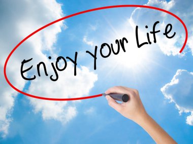 Kadın el Enjoy senin hayat ile siyah kalemi görsel s yazma