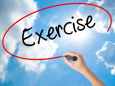 Kadın el yazma egzersiz ile görsel ekranda siyah kalemi.