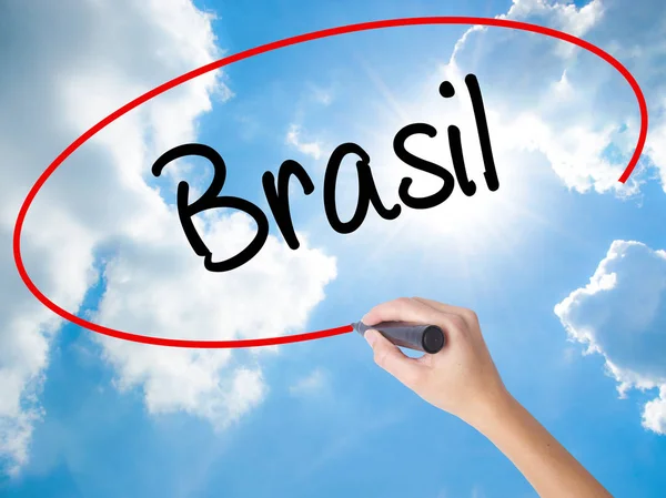 Vrouw Hand schrijven Brasil (Brazil in het Portugees) met zwart ma — Stockfoto