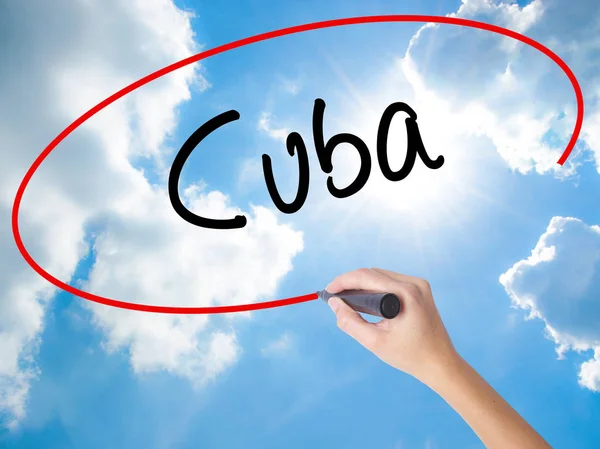 Vrouw Hand schrijven Cuba met zwarte marker op visuele scherm — Stockfoto