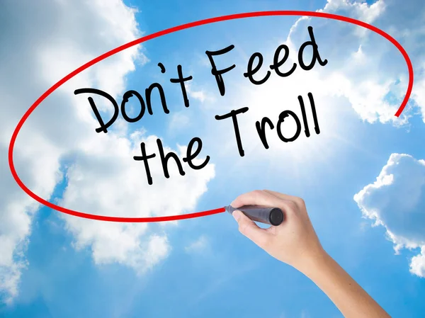 Vrouw Hand schrijven Don't Feed the Troll met zwarte marker op vis — Stockfoto