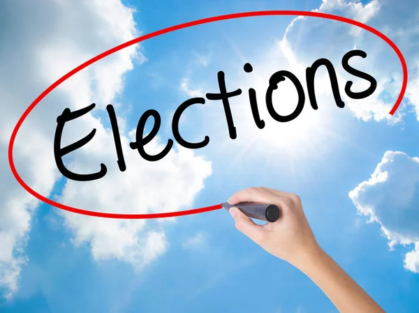 Woman Hand Writing Elections with black marker on visual screen — Stock Photo, Image