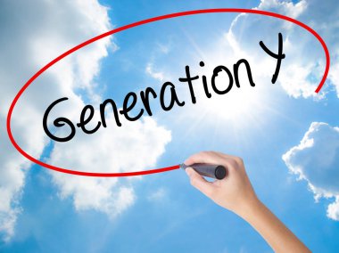 Kadın el yazma Generation Y görsel scre üzerinde siyah kalemi ile