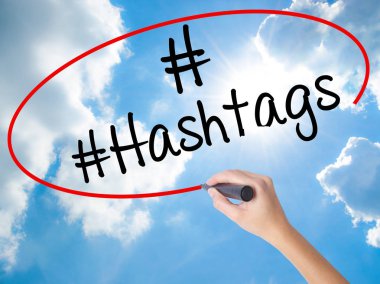 Görsel ekran siyah kalemi ile kadın el yazma #Hashtags