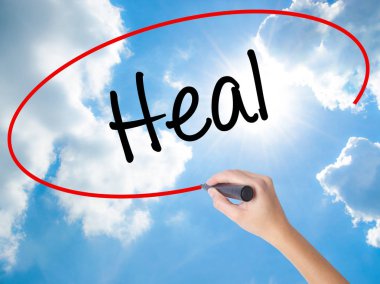 Kadın el yazma iyileşmek görsel ekranda siyah kalemi ile