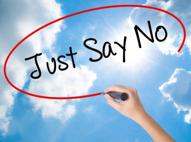 Kadın el yazma sadece Say Hayır ile görsel dağ eteğindeki taş yığını üzerinde siyah kalemi