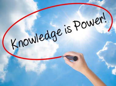 Kadın el yazma bilgi visua üzerinde siyah kalemi ile güçtür