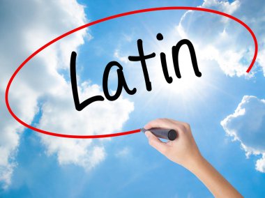 Kadın el yazma Latin görsel ekranda siyah kalemi ile.