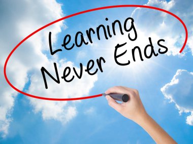 Kadın el yazma öğrenme Never Ends Görs üzerinde siyah kalemi ile