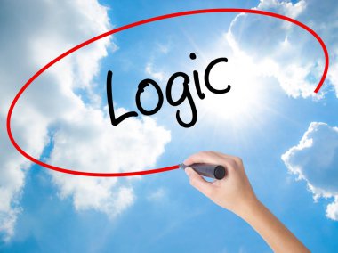 Kadın el yazma mantığı ile görsel ekranda siyah kalemi