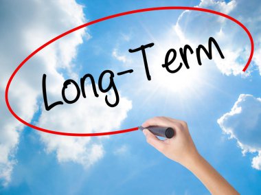 Kadın el yazma uzun vadeli görsel ekranda siyah kalemi ile