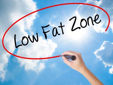 Kadın el yazma düşük yağ bölge görsel scre üzerinde siyah kalemi ile