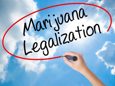 Kadın el yazma marihuana yasallaştırma v siyah kalemi ile