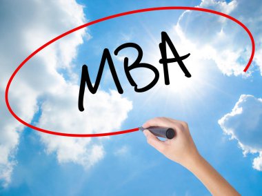 Kadın el yazma Mba görsel ekranda siyah kalemi ile
