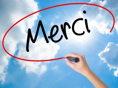 Siyah marke ile kadın el yazılı Merci (Fransızca teşekkür ederim)