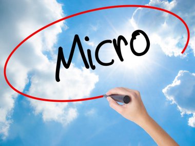 Kadın el yazma mikro görsel ekranda siyah kalemi ile