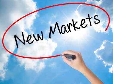 Kadın el yazma yeni pazarlara görsel dağ eteğindeki taş yığını üzerinde siyah kalemi ile