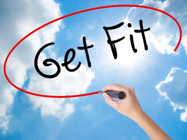 Женское рукописное письмо Приспосабливайтесь к черному маркеру на экране
