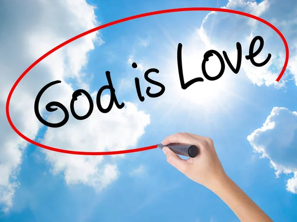 Frau handschriftlich Gott ist Liebe mit schwarzem Filzstift auf visuellem Geröll — Stockfoto